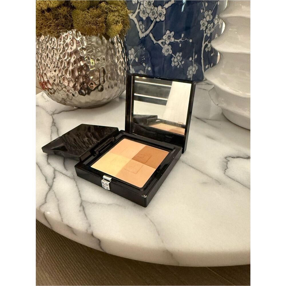 Givenchy
Powder Prisme Libre Blurring & Color-Correcting Matte Pressed - Picture 5 of 6